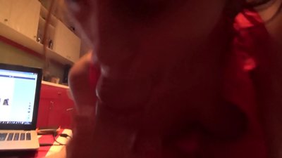 Школьніца смокча член брата, пакуль нікога няма